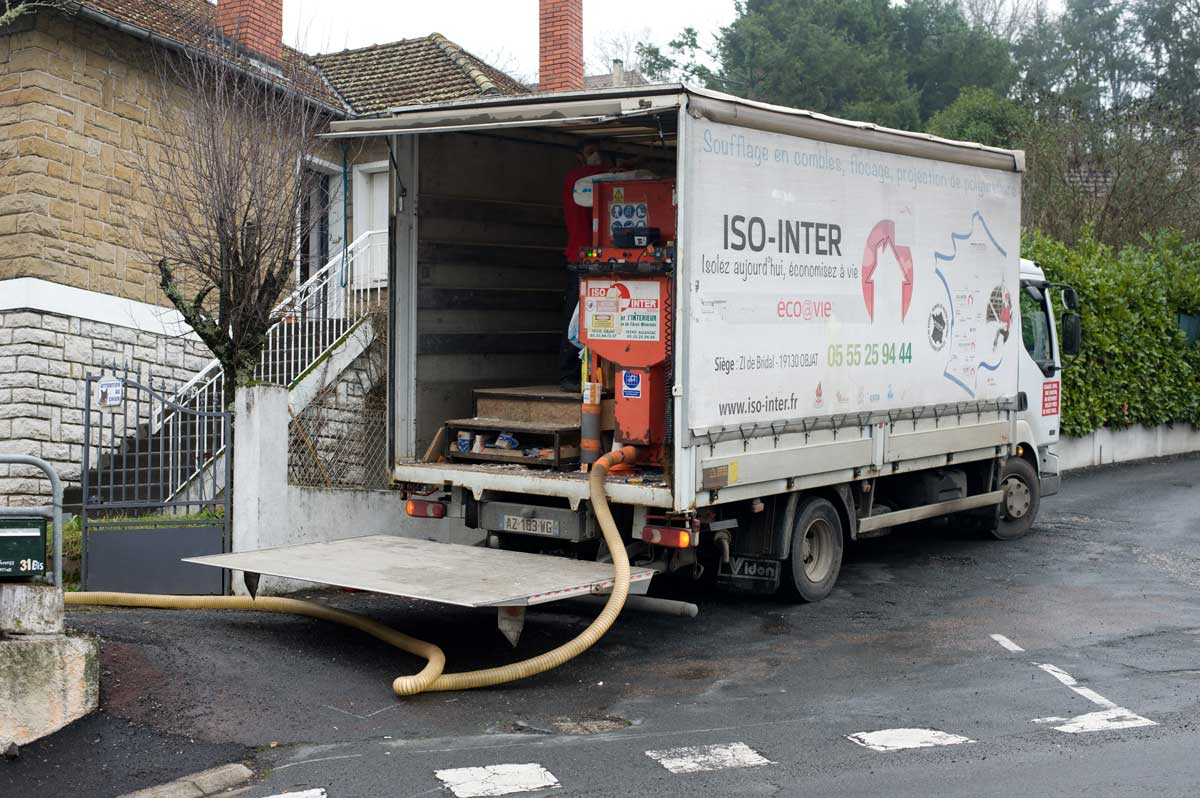 Camion atelier autonome pour l'isolation par soufflage