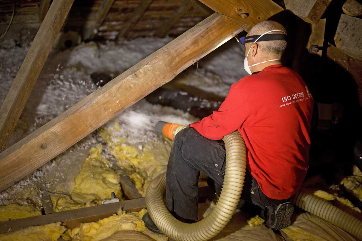 Soufflage de la laine de verre pour l'isolation de la maison